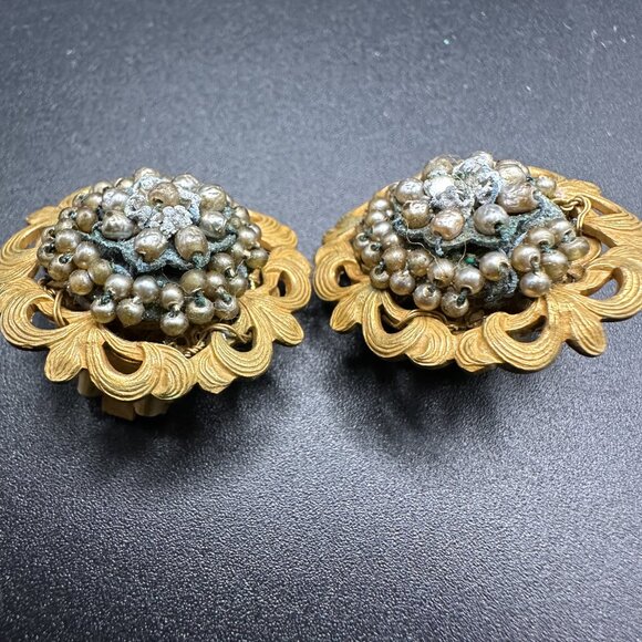 VINTAGE SIGNED MIRIAM HASKELL GOLD PLATED FAUX PEARLS FLOWER CLIP ON EARRINGS - Picture 11 of 13